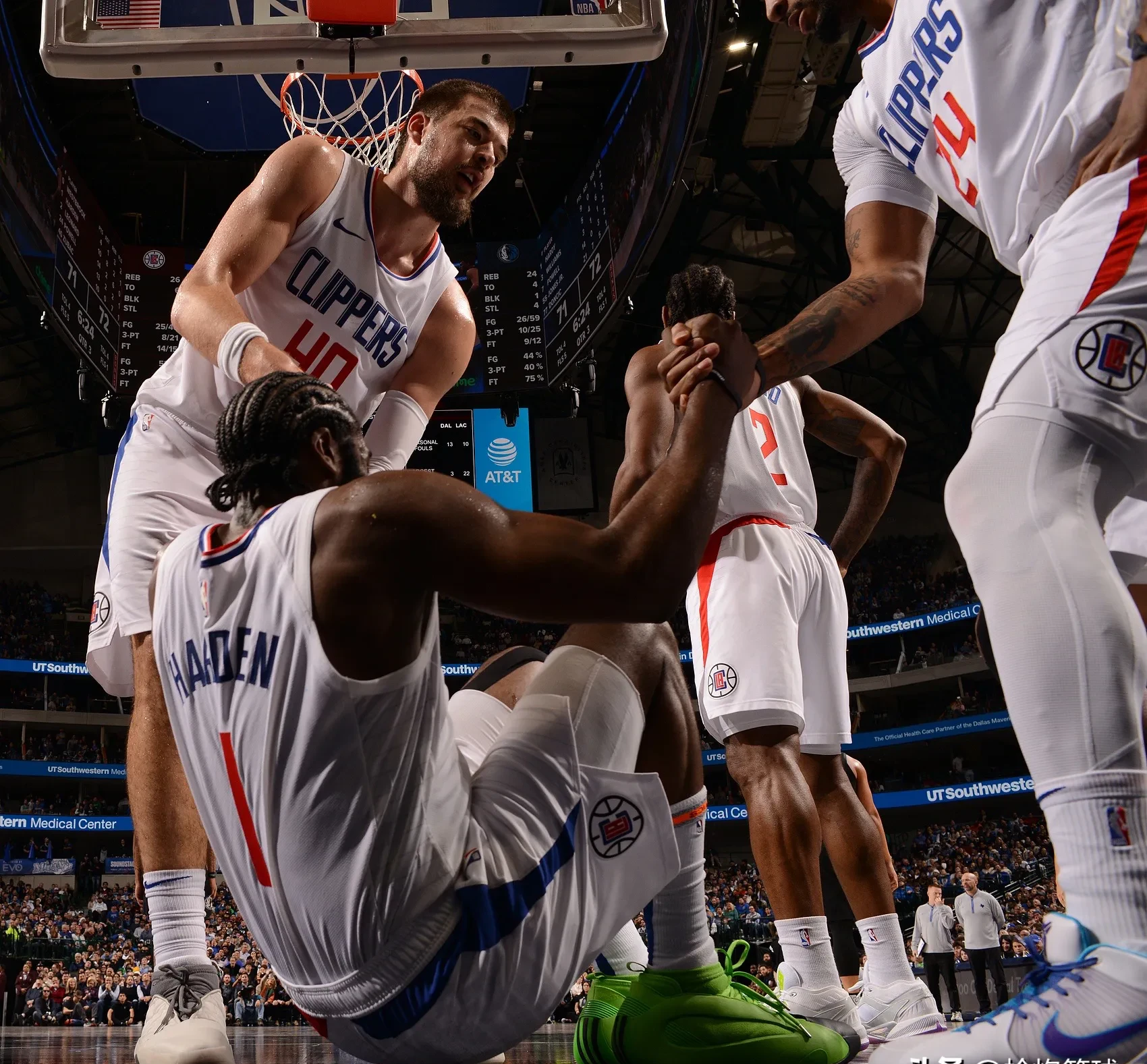 开云-浓眉哥在G2比赛中比赛规则变更，夺冠引发热议！-开云